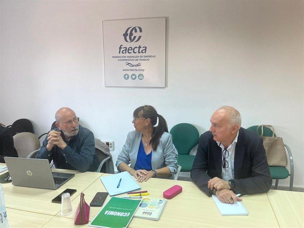 Victoria Fernández (centro), durante la reunión en Faecta.