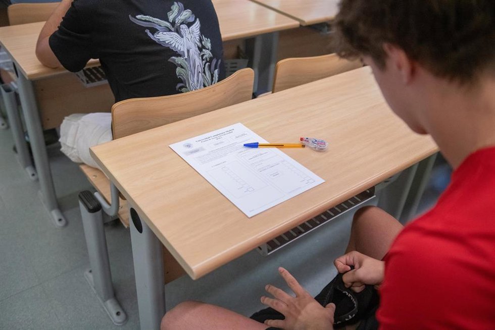 Archivo - Un alumno con un examen. Imagen de archivo.