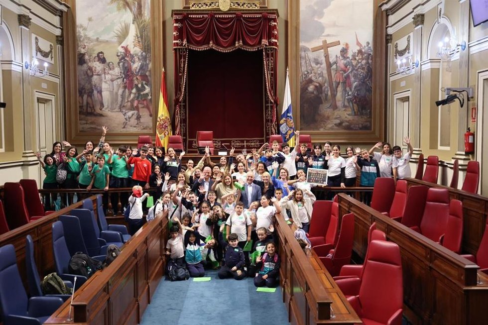 Pleno infantil de la iniciativa 'Diputados por un día' que organiza Aldeas Infantiles en el Parlamento de Canarias