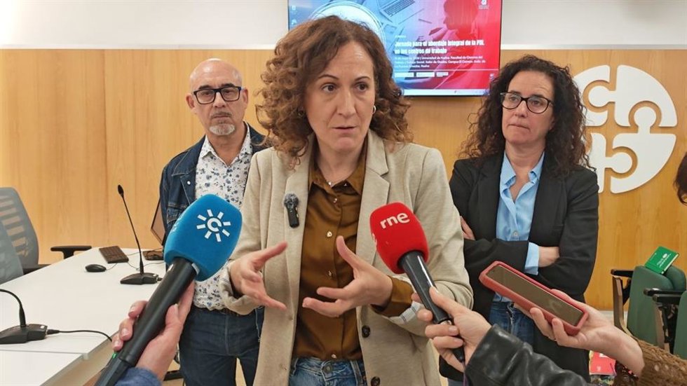 La secretaria general de CCOO-A, Nuria López, en las jornadas en Huelva por la salud mental y las adicciones en el trabajo.