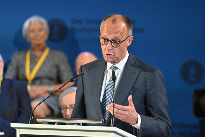 El canciller de Alemania, Friedrich Merz, en la entrega del premio Carlomagno a Mario Draghi.