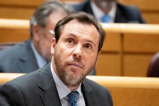 Archivo - El ministro de Transportes y Movilidad Sostenible, Óscar Puente, asiste a una sesión plenaria, en el Senado.