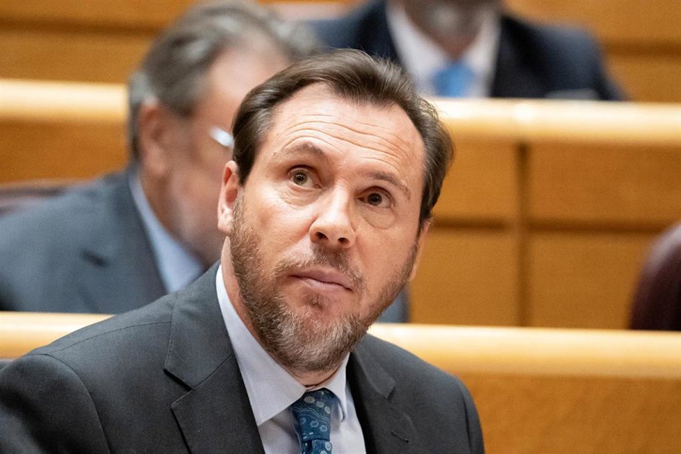 Archivo - El ministro de Transportes y Movilidad Sostenible, Óscar Puente, asiste a una sesión plenaria, en el Senado.