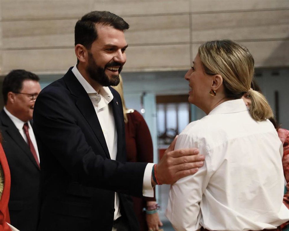 María Guardiola y Alvaro Sánchez Cotrina se saludan en la Asamblea, en una foto de archivo