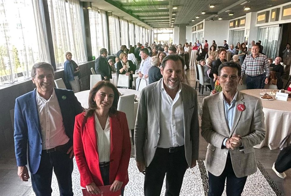 El ministro de Transportes, Óscar Puente, enun acto de campaña del PSOE en Granada junto al candidato por laprovincia., Paco Cuenca, el secretario general de los socialistas granadinos, Pedro Fernández, y la del PSOE de la capital, Raquel Ruz.