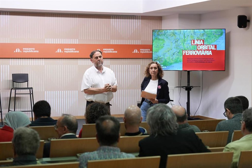 El presidente de ERC, Oriol Junqueras, y la portavoz de ERC en el Parlament, Ester Capella, en una sesión informativa este jueves ante cargos electos municipales