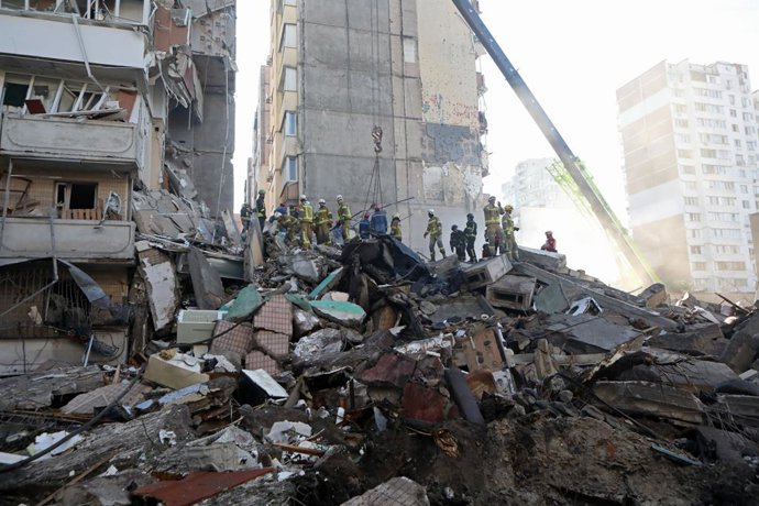 14 de maio de 2026, Kiev, Ucrânia: Equipes de resgate do Serviço Estatal de Emergências removem os escombros de um prédio residencial de nove andares danificado por um ataque com mísseis e drones russos em Kiev, Ucrânia, em 14 de maio de 2026. A Rússia la