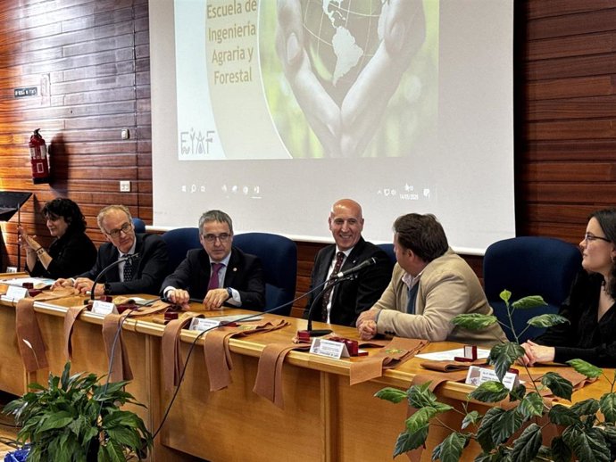 El alcalde de León, José Antonio Diez (centro derecha), en el acto académico y graduación de los nuevos titulados de la Escuela de Ingeniería Agraria y Forestal de la ULE.