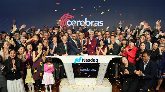 El fabricante estadounidense de chips de IA Cerebras celebras su salida a Bolsa.