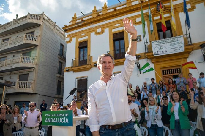 El presidente del PP, Alberto Núñez Feijóo, participa en un acto público de campaña.A 14 de mayo de 2026, en Bailén, Jaén (Andalucía, España). 