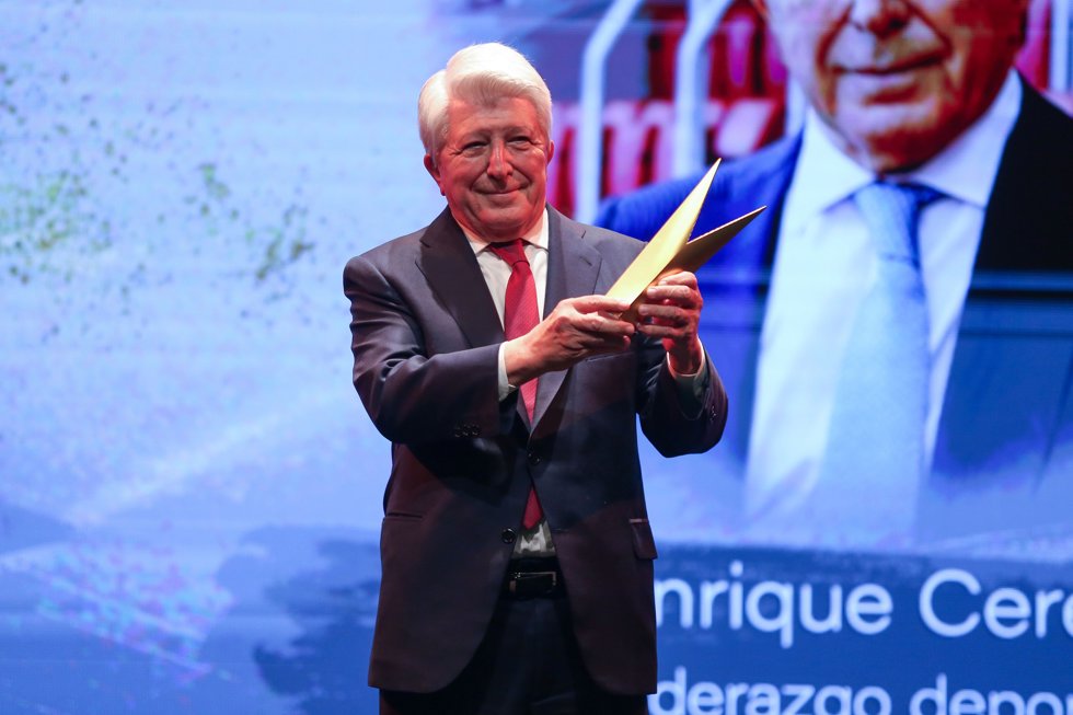 El presidente del Atlético de Madrid, Enrique Cerezo, recibió uno de los Premios Espiga del Deporte de Villanueva del Pardillo (Madrid) de 2026 por su liderazgo deportivo.