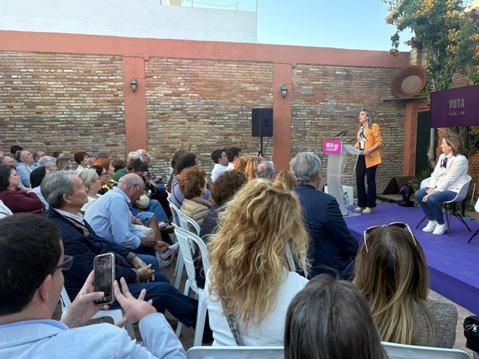 Acto de campaña en San Juan del Puerto con  la vicesecretaria general del PSOE-A y cabeza de lista de los socialistas por Huelva para las elecciones autonómicas, María Márquez, y la exdiputada socialista Carmen Romero.
