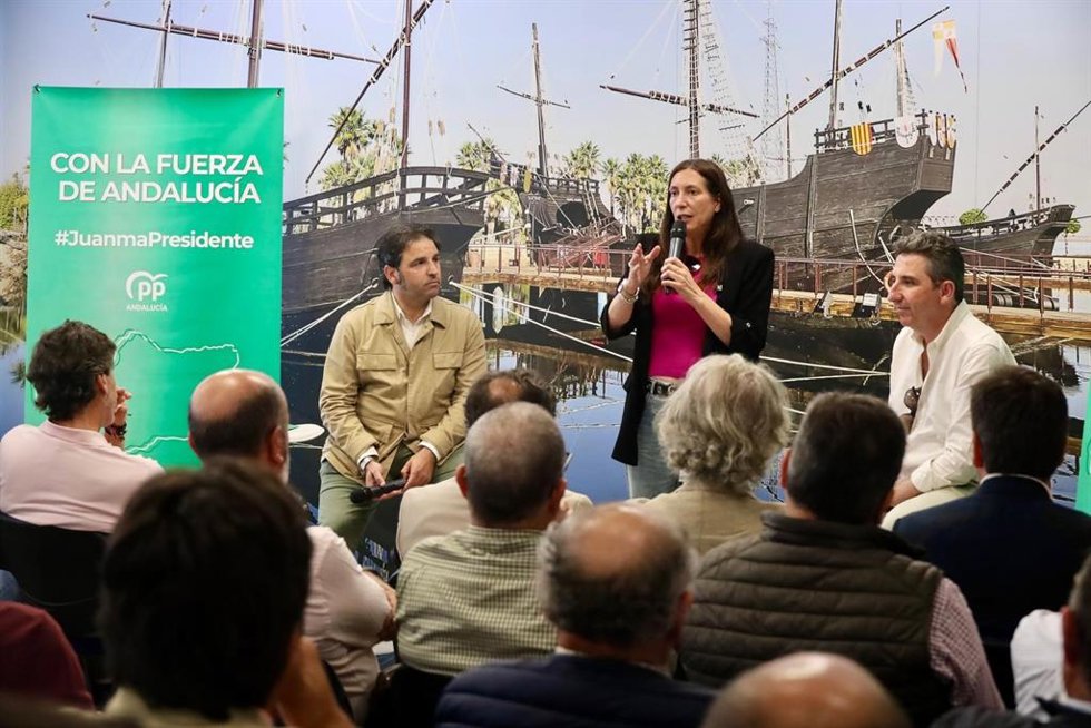 La candidata número uno del Partido Popular (PP) por la provincia de Huelva a las elecciones andaluzas del 17 de mayo, Loles López, en una reunión con el sector de la caza.