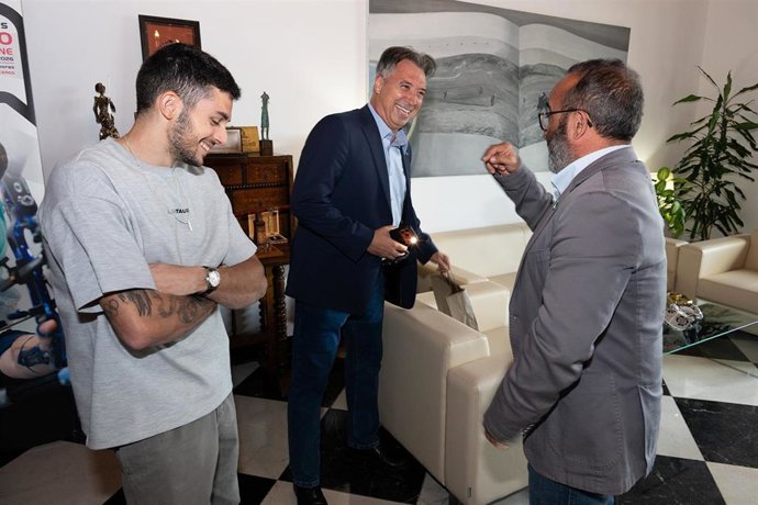 Los medallistas olímpicos Alberto Ginés y Juan Carlos Holgado junto al presidente de la Diputación de Cáceres, Miguel Ángel Morales, en los 'Diálogos Deportivos' de la institución provincial