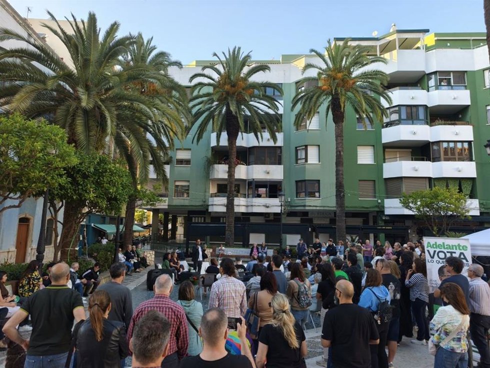 El candidato de Adelante Andalucía a la Presidencia de la Junta, José Ignacio García, en un acto público en La Línea de la Concepción (Cádiz)