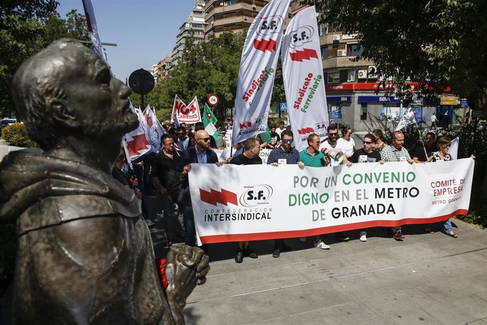 Archivo - Imagen de archivo de una manifestación de los trabajadores del metro de Granada en 2008.