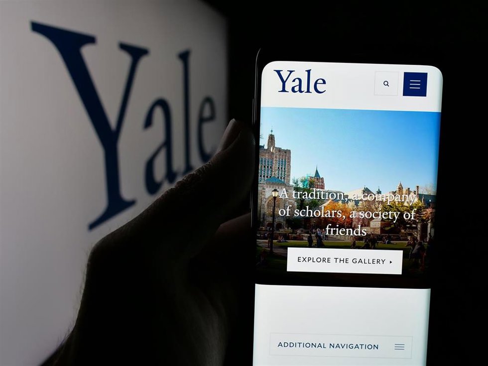 Archivo - La página web de la Universidad de Yale en un teléfono móvil