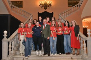 El alcalde de Sevilla, José Luis Sanz, con la plantilla del Cajasol Sevilla BM Proin.