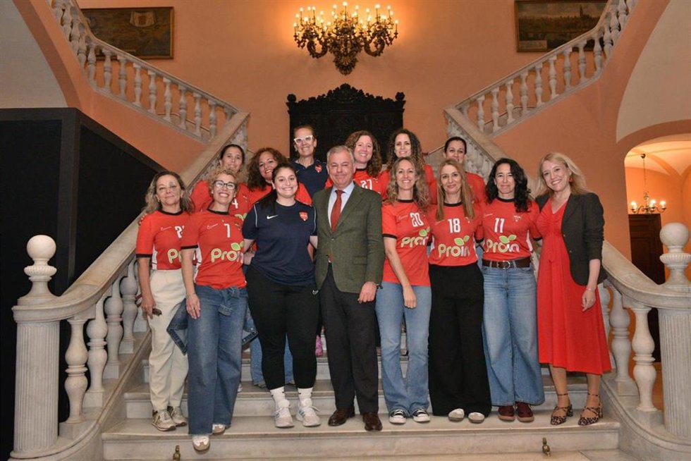 El alcalde de Sevilla, José Luis Sanz, con la plantilla del Cajasol Sevilla BM Proin.