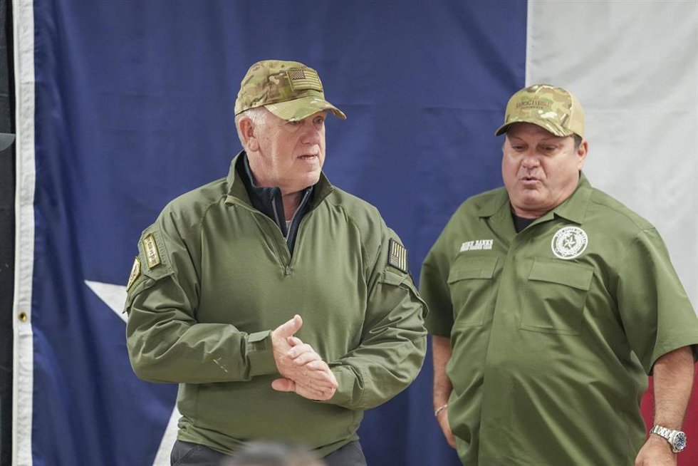 Archivo - El 'zar de la frontera',  Tom Homan, y el hasta ahora jefe de la Patrulla Fronteriza, Mike Banks