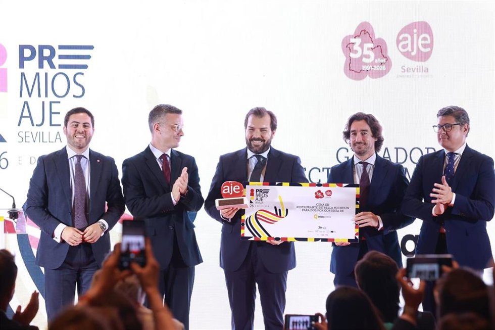 Foto familiar en la entrega de la 26ª edición de sus Premios AJE Sevilla.