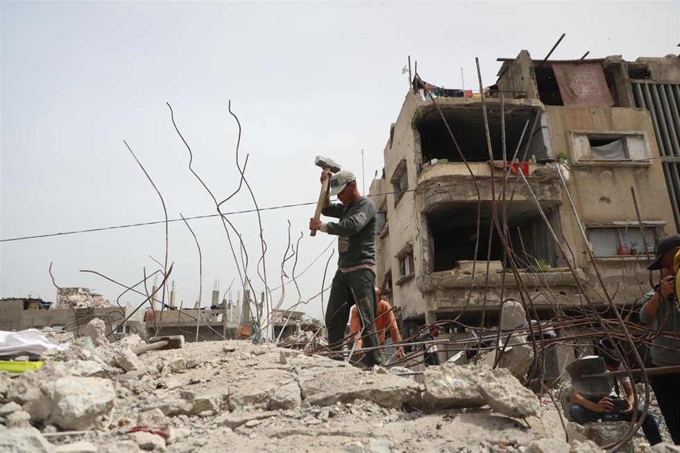 Un hombre trata de reconstruir su vivienda en el norte de la Franja de Gaza, tras ser destruida por el Ejército de Israel