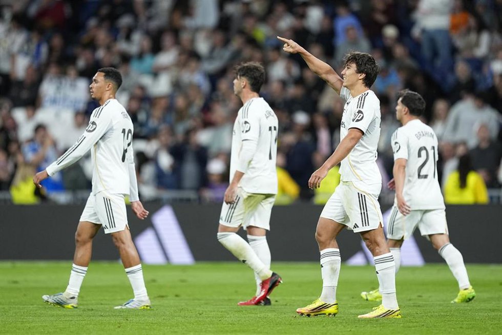 El delantero del Real Madrid Gonzalo García celebra un gol.