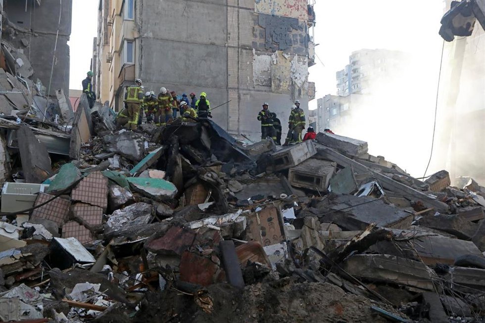 Equipos de rescate del Servicio Estatal de Emergencias retiran los escombros de un edificio de apartamentos de nueve pisos dañado por un ataque con misiles y drones rusos en Kiev, Ucrania