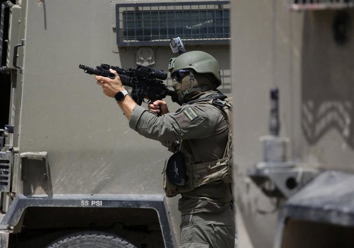 Archivo - Un soldado israelí durante enfrentamientos con manifestantes palestinos tras una incursión militar israelí en la ciudad de Nablus, en Cisjordania