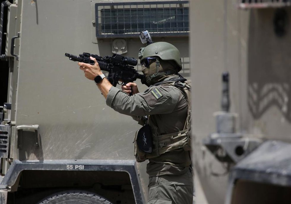 Archivo - Un soldado israelí durante enfrentamientos con manifestantes palestinos tras una incursión militar israelí en la ciudad de Nablus, en Cisjordania
