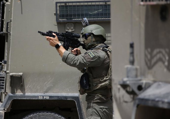 NABLUS, 4 de maio de 2026  -- Um soldado israelense é visto durante confrontos com manifestantes palestinos após uma operação militar israelense na cidade de Nablus, na Cisjordânia, em 3 de maio de 2026. Naif Samaro, de 26 anos, foi morto e outras quatro 