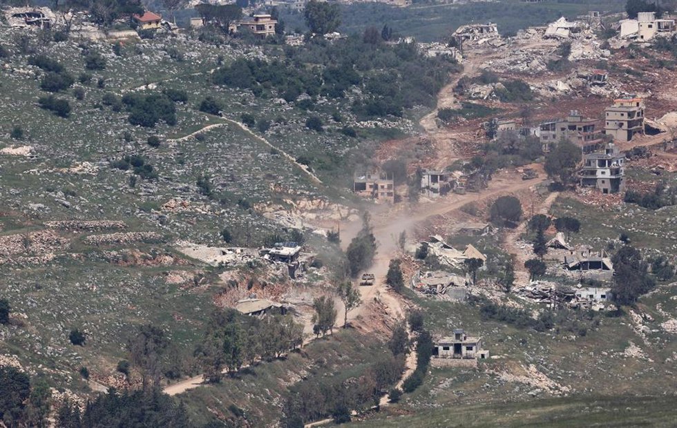 Archivo - Un vehículo militar de las Fuerzas de Defensa de Israel patrulla el sur del Líbano, visto desde el norte de Israel