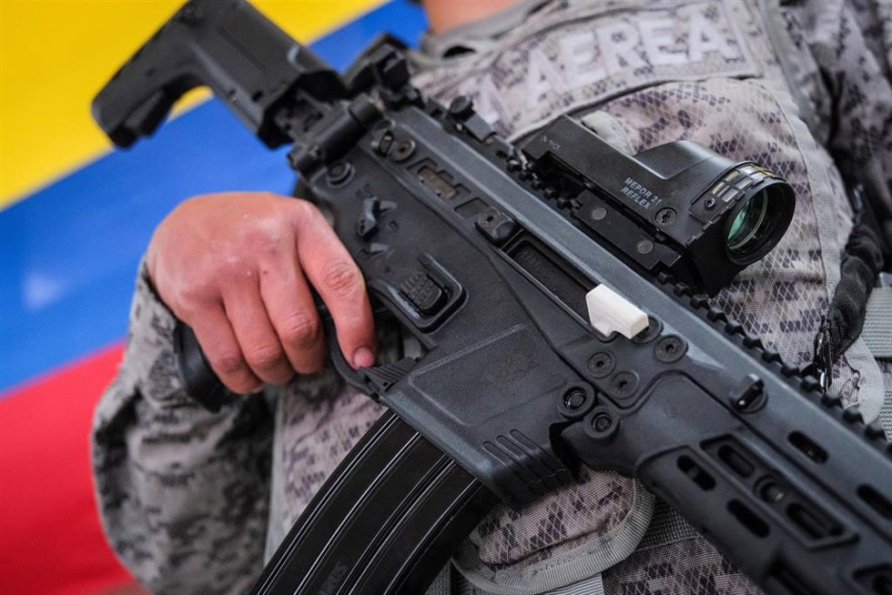 Archivo - Un militar colombiano empuña un fusil de asalto