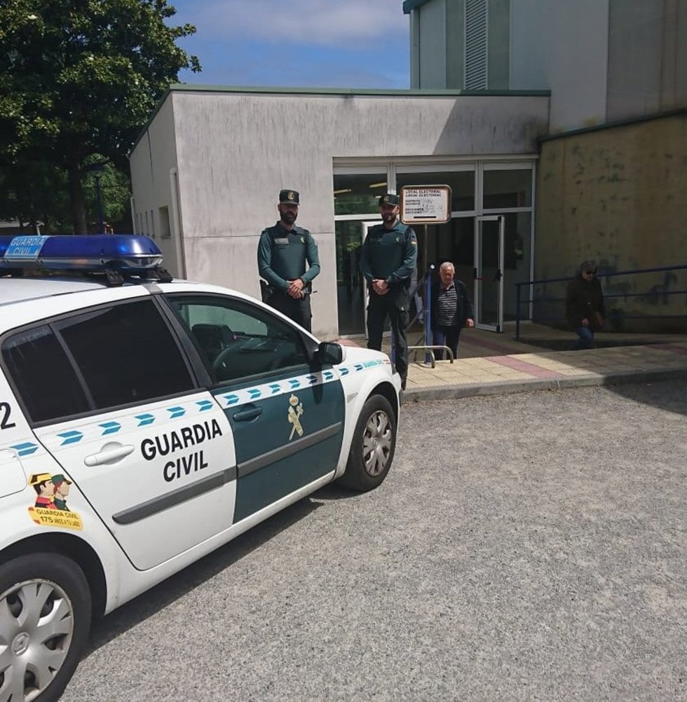 Archivo - Agentes en un colegio electoral
