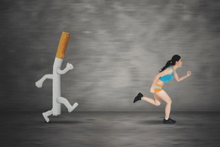 Archivo - Mujer haciendo ejercicio para huir del tabaco.