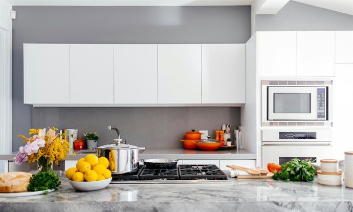Adiós a las mesas tradicionales: la tendencia que aprovecha el espacio en las cocinas