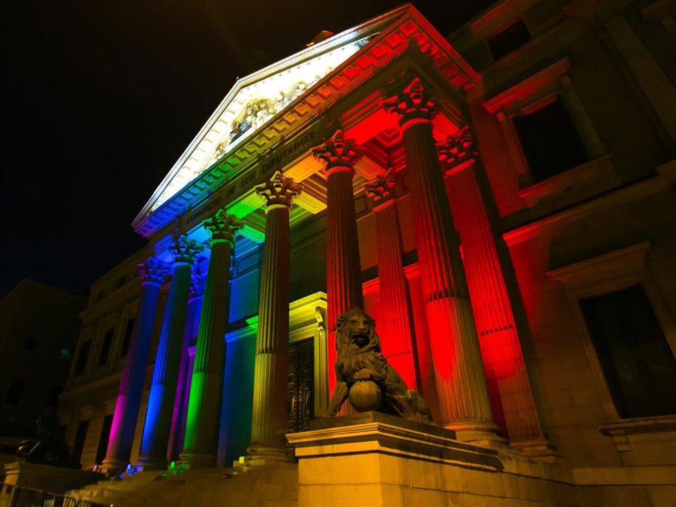 Archivo - Con bandera arco iris (arcoíris) LGTB