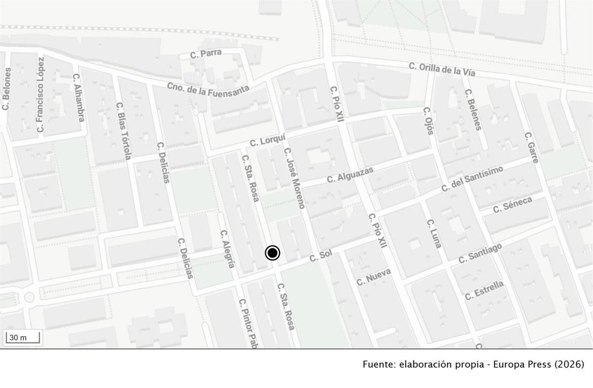 Bomberos de Murcia trabajan en la extinción del incendio de un sótano en Santiago el Mayor(Murcia)