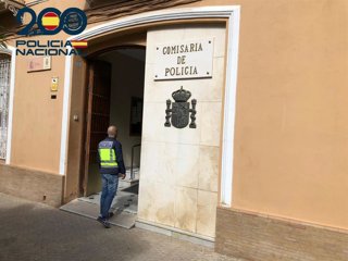 Agente de la Policía Nacional en una comisaría