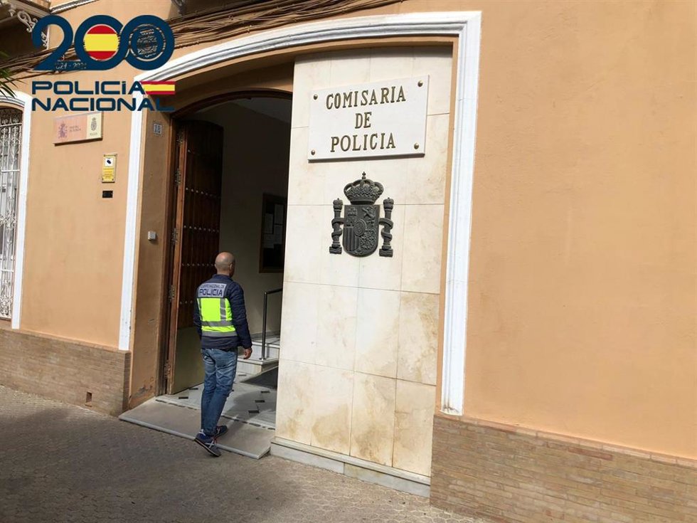 Agente de la Policía Nacional en una comisaría