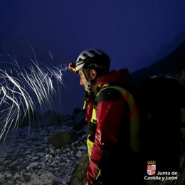 Uno de los agentes del dispositivo de búsqueda del montañero