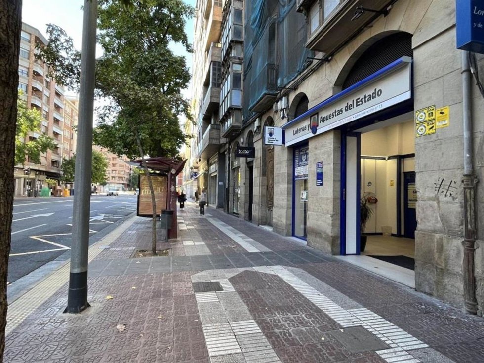 Administración de Loterías de Vara de Rey 4, donde ha recaído parte del segundo premio de la Lotería Nacional de ayer.