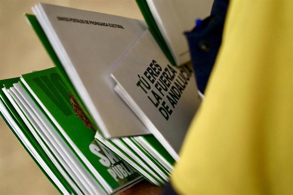 Un funcionario de Correos reparte las papeletas electorales en los buzones.