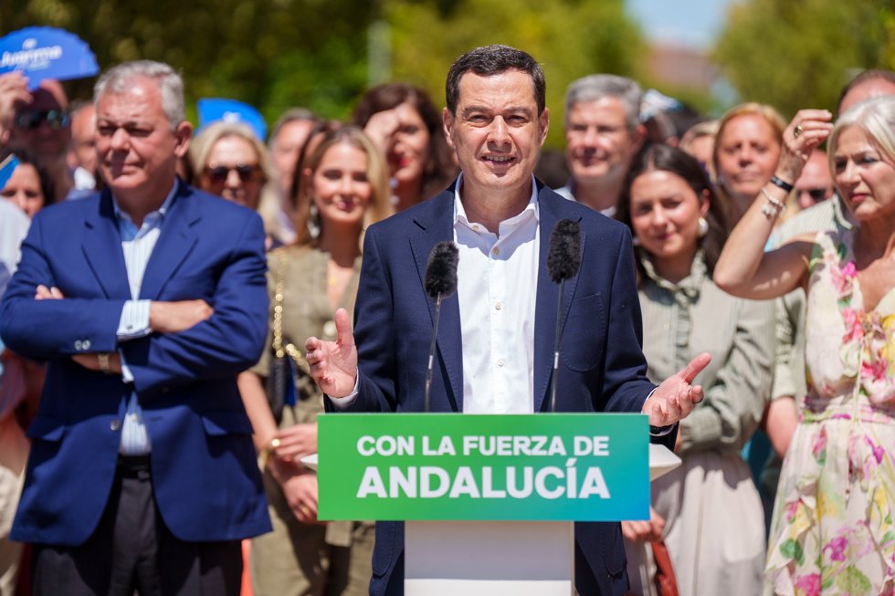 El presidente del PP-A y candidato a la reelección a la Presidencia de la Junta de Andalucía, Juanma Moreno interviene en su último acto en Sevilla en unos de los barrios más populares de la capital Hispalense.