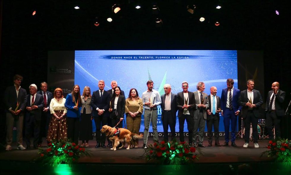 El presidente del Atlético de Madrid, Enrique Cerezo, Alba García, Alejandro de Miguel, el Mutua Madrid Open y Eva Alonso, entre otros, recibieron este jueves el Premio Espiga del Deporte de Villanueva del Pardillo (Madrid).