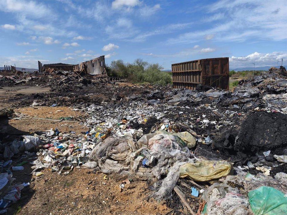 Vecinos de La Bañeza (León) exigen medidas preventivas "urgentes" contra la contaminación del Acuífero de La Raña tras el incendio en la nave de residuos.