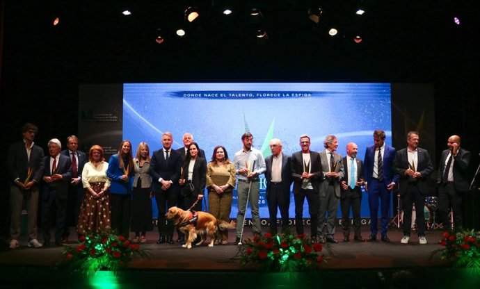 El presidente del Atlético de Madrid, Enrique Cerezo, Alba García, Alejandro de Miguel, el Mutua Madrid Open y Eva Alonso, entre otros, recibieron este jueves el Premio Espiga del Deporte de Villanueva del Pardillo (Madrid).