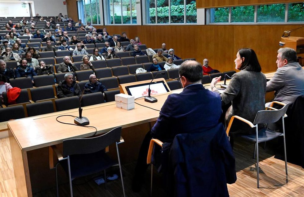 Imagen de la reunión celebrada con los afectados del parking de Pombo