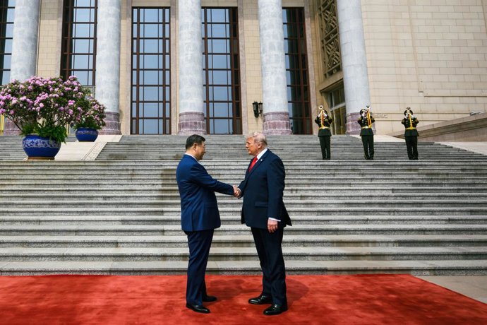 El president de Xina, Xi Jinping (esquerra), rep al seu homòleg d'Estats Units, Donald Trump (dreta), a Pequín, el 14 de maig del 2026 (arxiu)