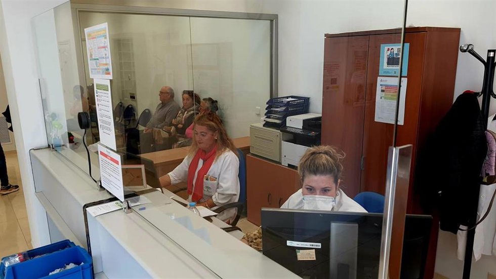 Archivo - Punto de traducción en un centro de salud del Poniente almeriense para facilitar la comunicación con ciudadanos extranjeros. (Foto de archivo).